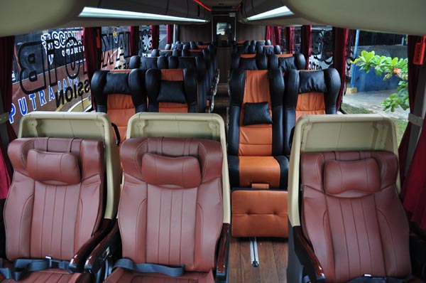 Merasakan Sensasi Bus Mewah Dengan Tiga Kelas di Dalamnya