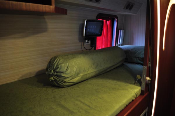 Merasakan Sensasi Bus Mewah Dengan Tiga Kelas di Dalamnya