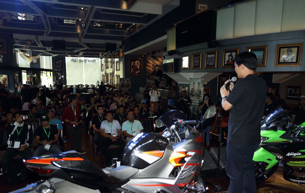 Juara WSBK Sapa Fans dan Pembeli Ninja 250 Baru di Jakarta