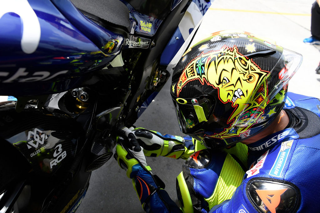 Kembalinya Helm Rossi Bermotif Sun & Moon di Sepang