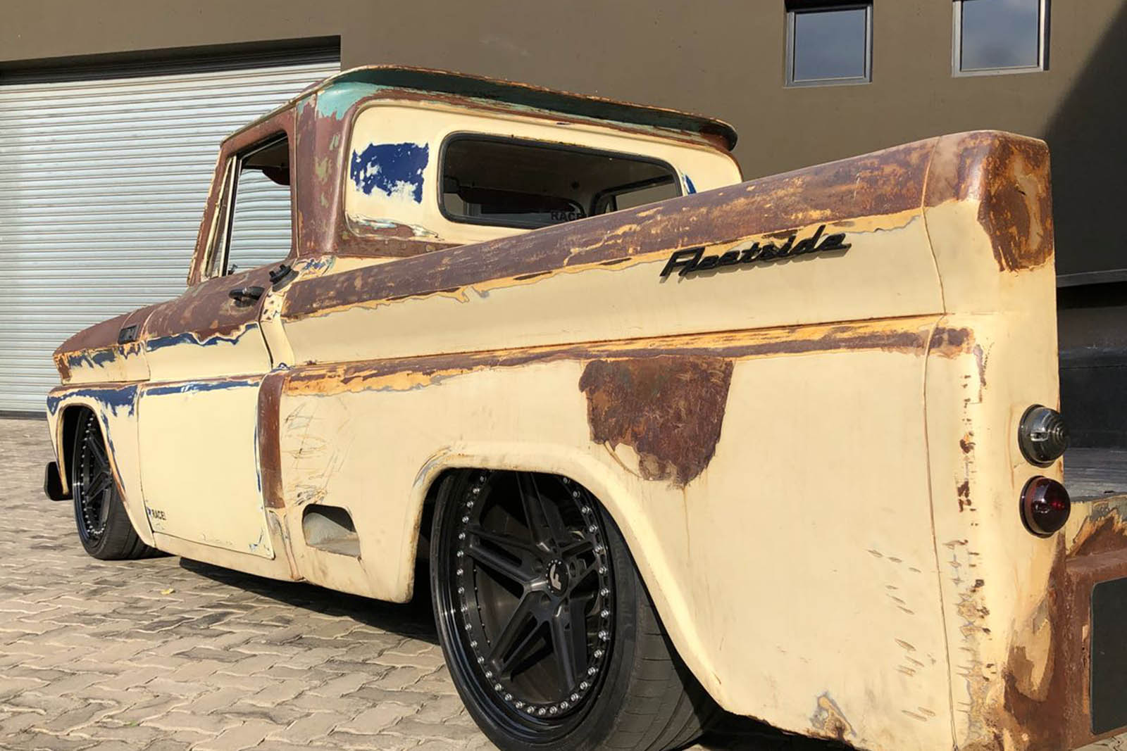 Chevy C10 Retro Klasik Rasa Balap Racikan RACE