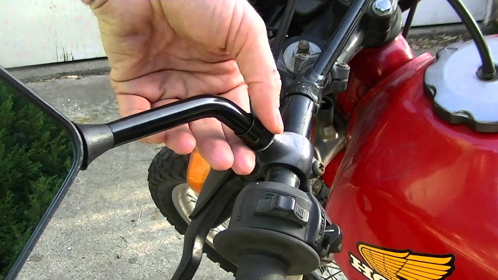 Pasang Spion Kecil di Motor, Batasi Jarak Pandang