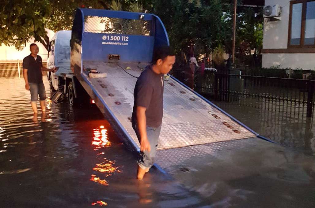 Tantangan Besar Tim Evakuasi Mobil di Kondisi Banjir