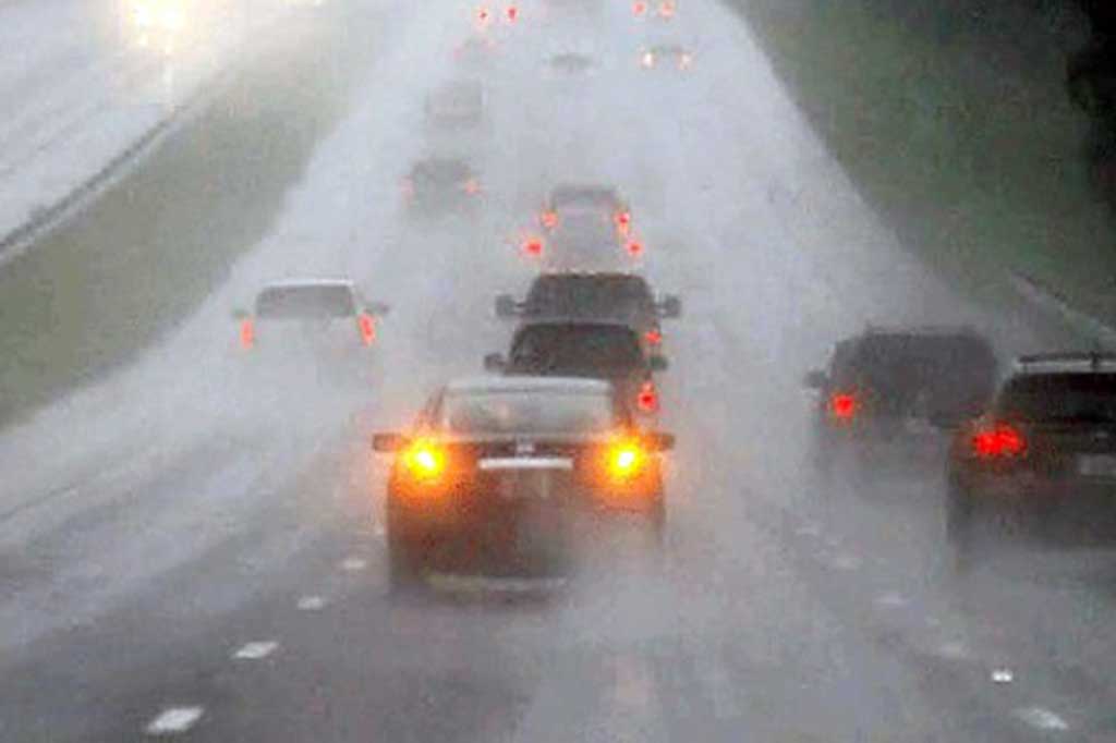 Gunakan Lampu Hazard Hanya Saat Mobil Berhenti
