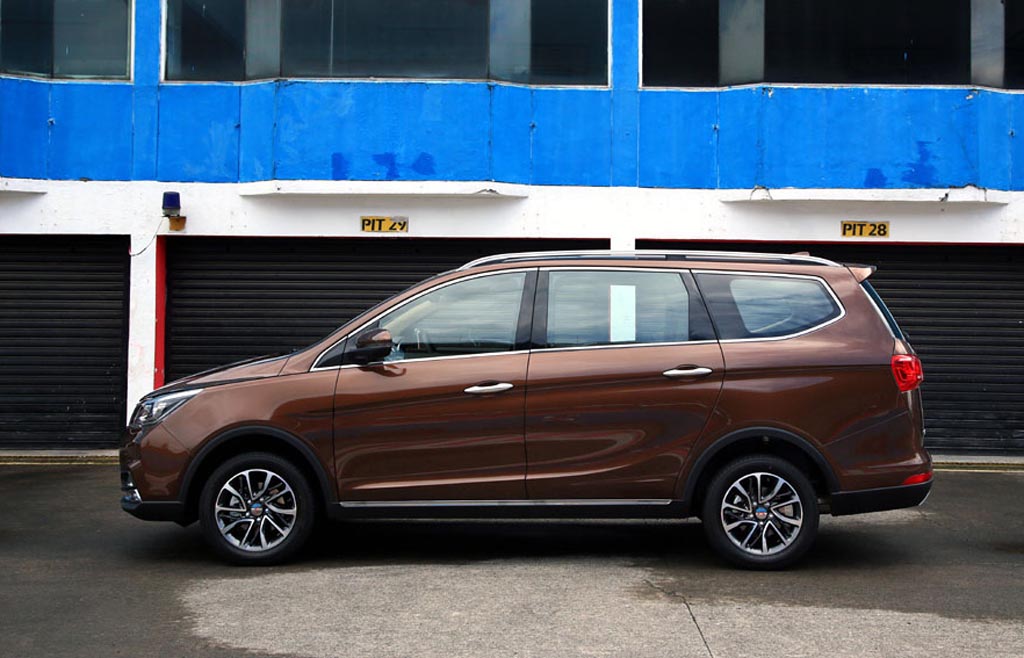 Jalur Pegunungan Jadi Rute Menjajal Wuling Cortez