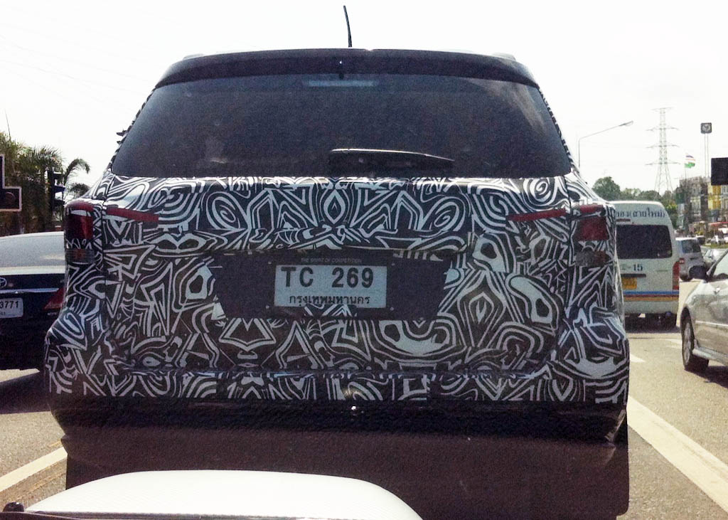 Nissan Terra Berkeliaran di Thailand