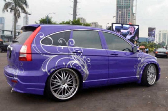 Trik Melepas Stiker agar Tak Merusak Cat Mobil