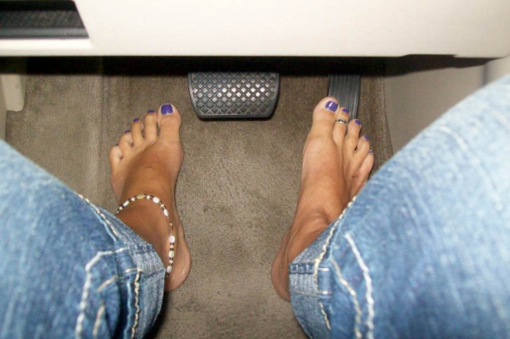 Mengemudi Pakai Sandal dan <i>Nyeker</i>, Apa Bahayanya?