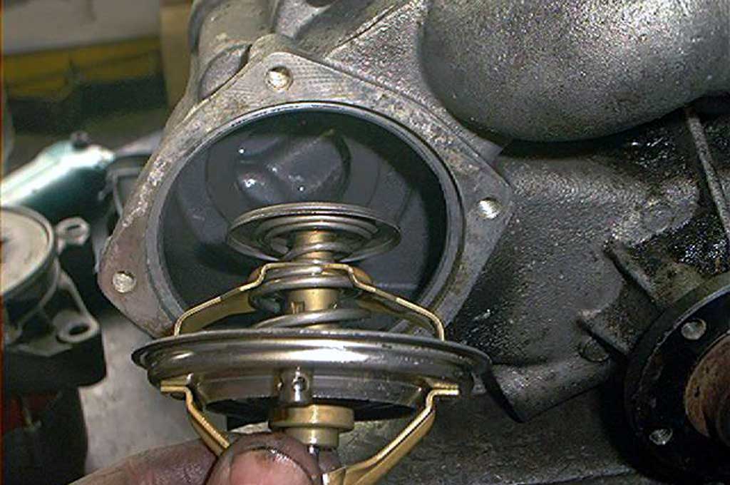 Waspadai Penyebab <i>Check Engine</i> Mobil Menyala