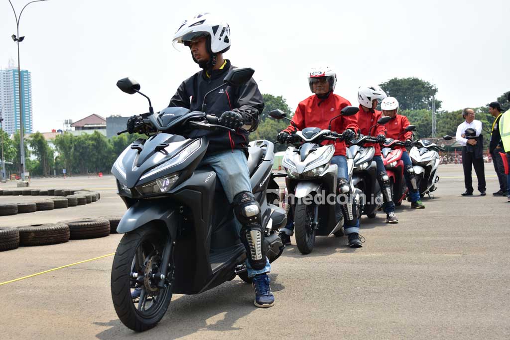 <i>Head to Head</i> Yamaha Aerox 155 vs All New Honda Vario 150