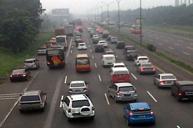 Begini Teknik Menyalip Mobil dengan Aman