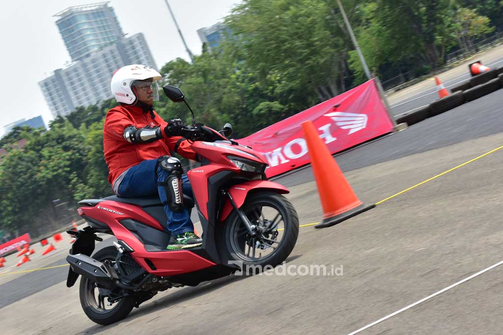 Kecepatan Aman Sepeda Motor saat di Tikungan Tajam