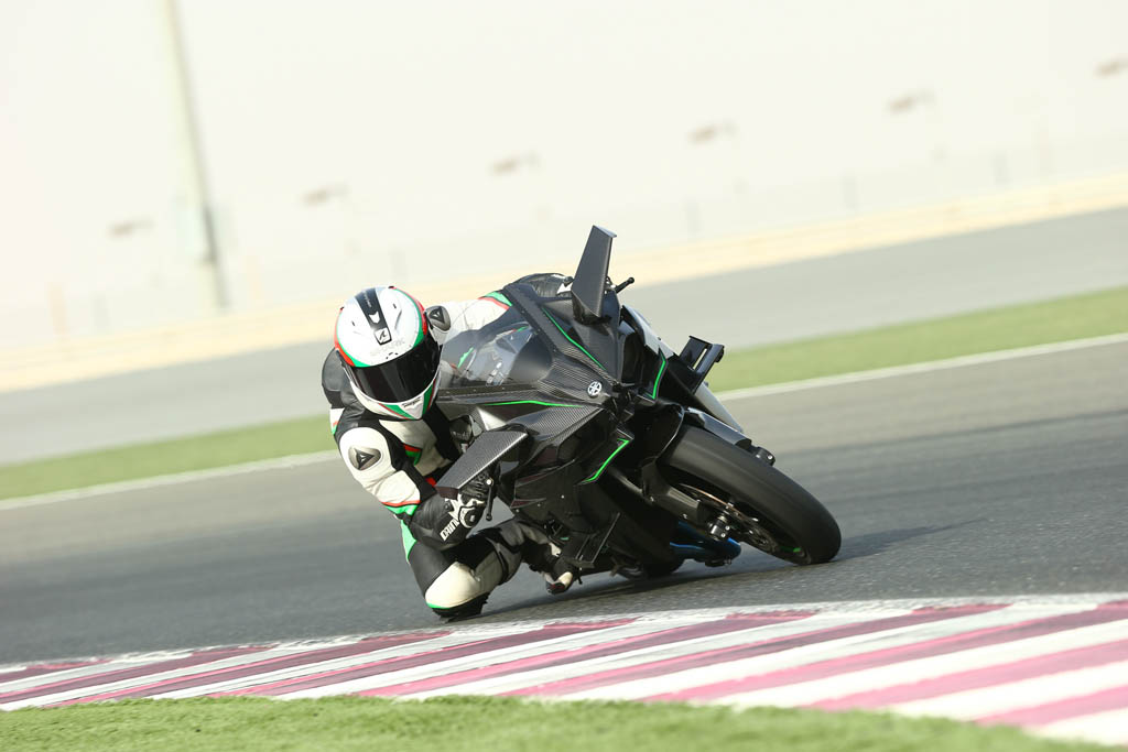 Aksi Keren Tom Cruise Pakai Ninja H2R di Film Top Gun 2