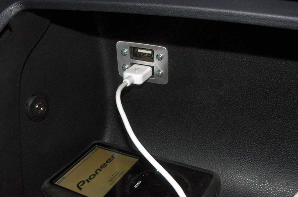 Trik Pasang Soket Usb Tambahan Di Mobil