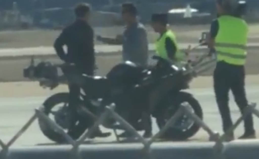 Aksi Keren Tom Cruise Pakai Ninja H2R di Film Top Gun 2