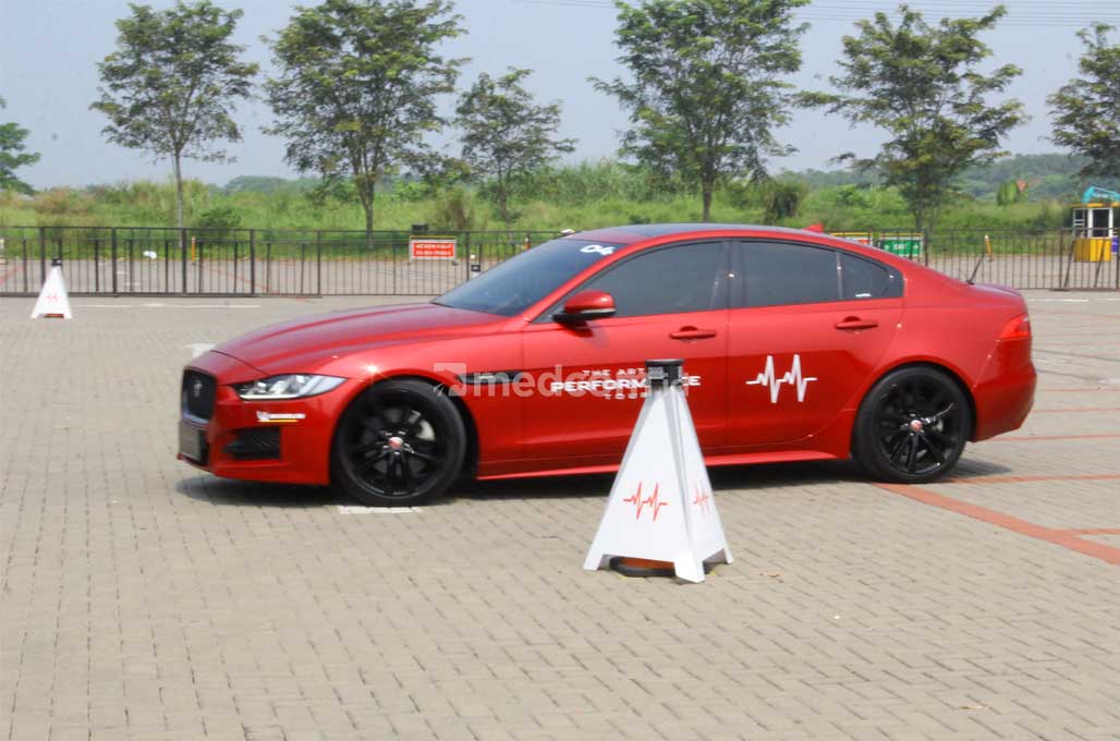 Eksplorasi Performa Jaguar Land Rover dengan Cara Unik