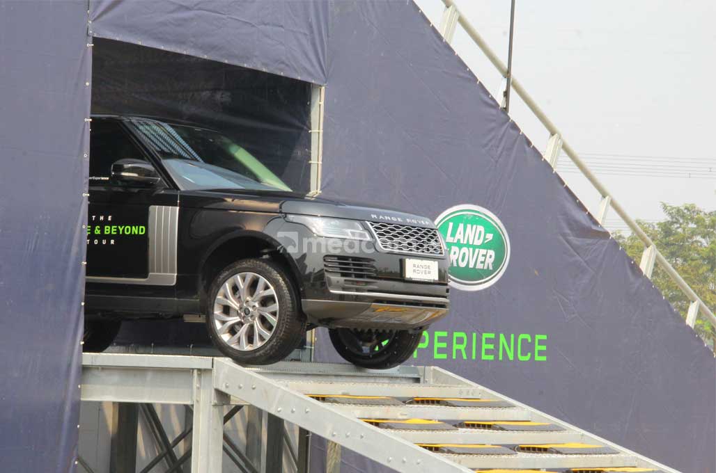 Eksplorasi Performa Jaguar Land Rover dengan Cara Unik