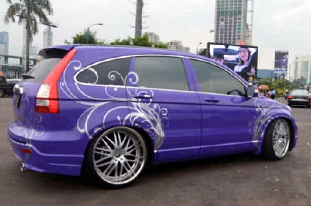 Ganti Stiker Secara Berkala, Cegah Cat Mobil Belang