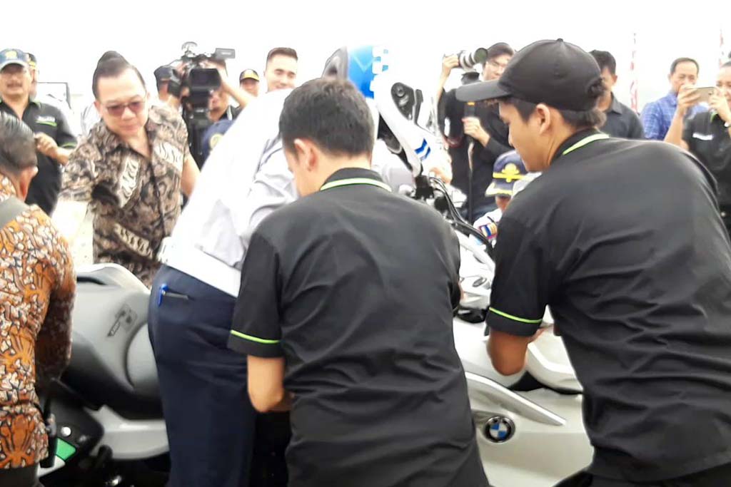 Diduga Tak Kuat Topang Bobot BMW K1600, Penyebab Anies Terjatuh