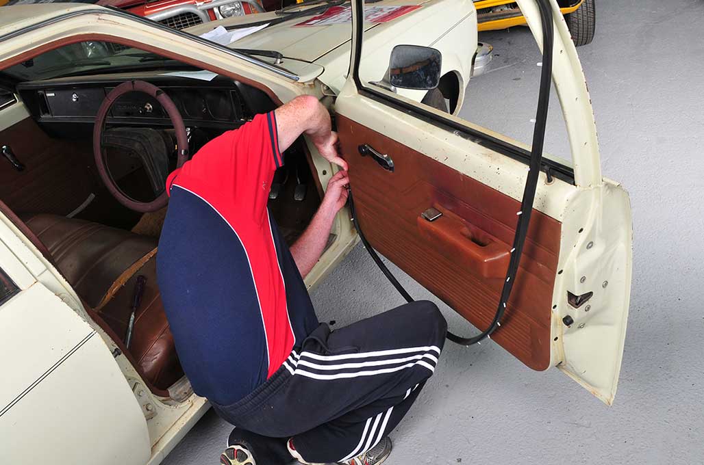 Rutin Cek Karet Pintu, Cegah Air Rembes ke Kabin