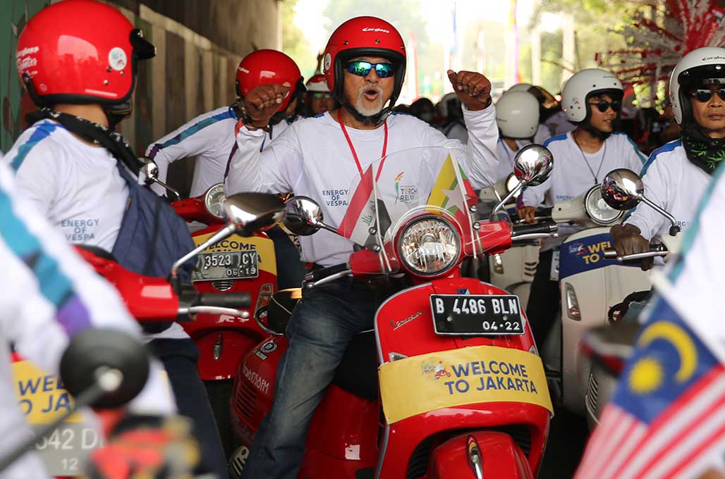 Ratusan Vespa Kawal Obor Asian Games di Jakarta