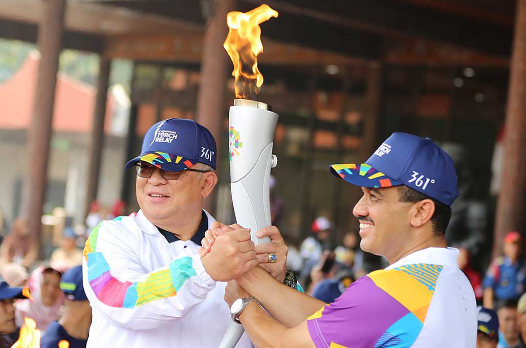 Ratusan Vespa Kawal Obor Asian Games di Jakarta