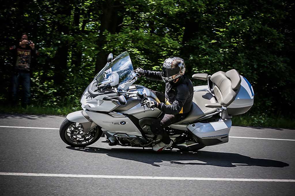 Diduga Tak Kuat Topang Bobot BMW K1600, Penyebab Anies Terjatuh