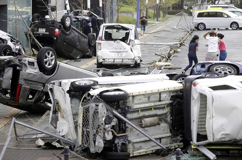 Topan Jebi Hanguskan 100 Mobil di Jepang