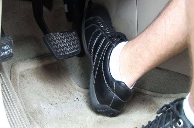 Haram Injak Pedal Rem Mobil Matic Pakai Kaki Kiri