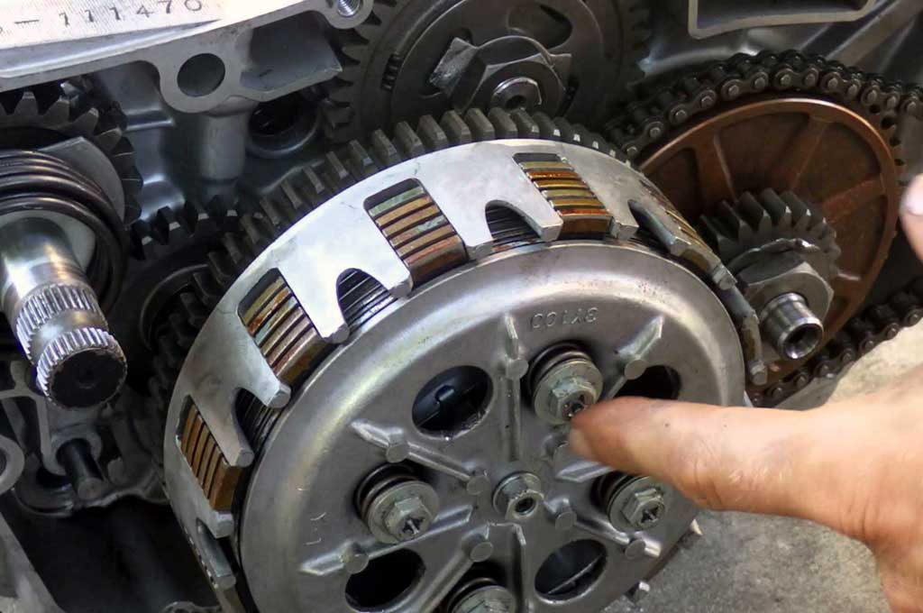 Kampas Aus, Sebabkan Kopling Selip