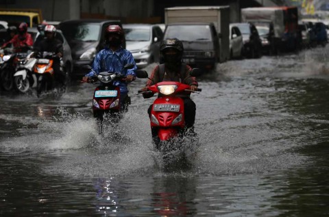 Waspada Terobos Banjir Pakai Motor