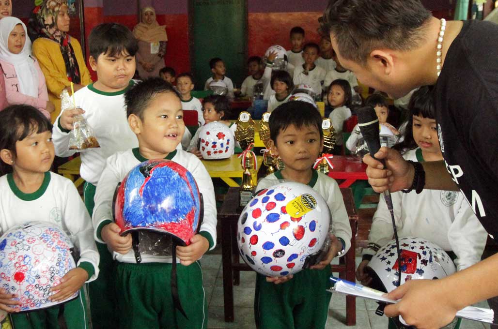 Kampanye Pakai Helm di Usia Dini Cara Kutu Community