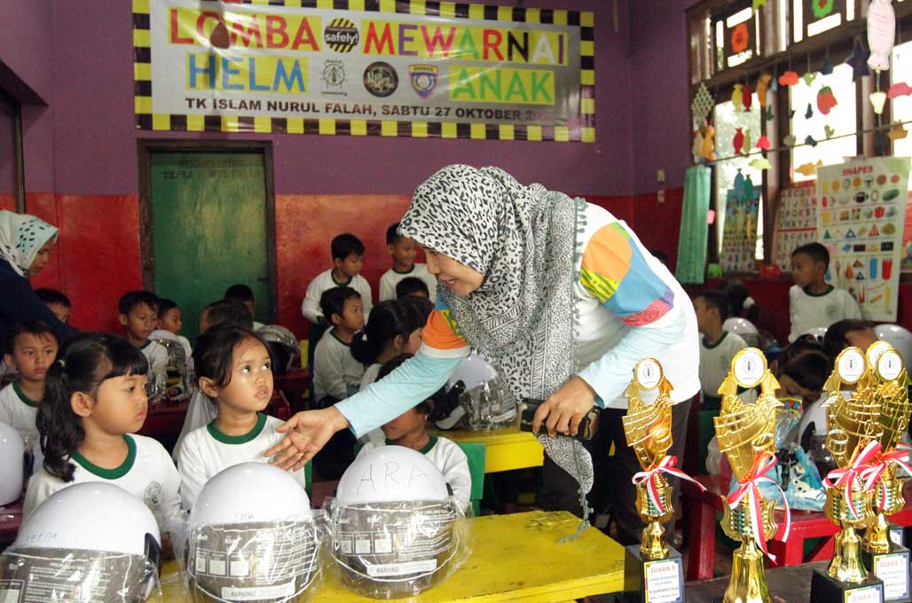 Kampanye Pakai Helm di Usia Dini Cara Kutu Community