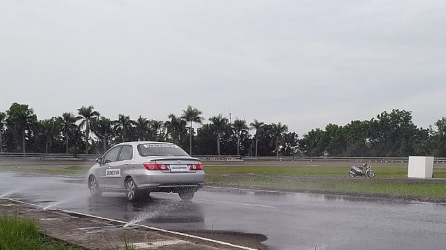 Perhatikan Jarak Aman Berkendara saat Cuaca Hujan