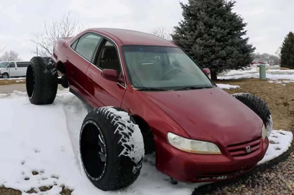 Honda Accord Jadul ini Tampil Nyeleneh Pakai Ban Off Road
