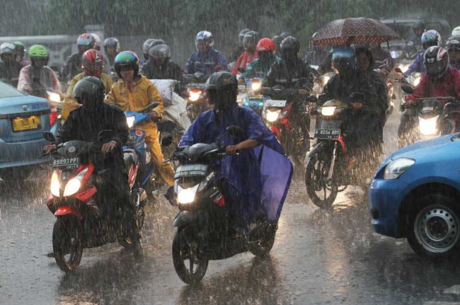 Teknik Pengereman Motor Kopling saat Hujan