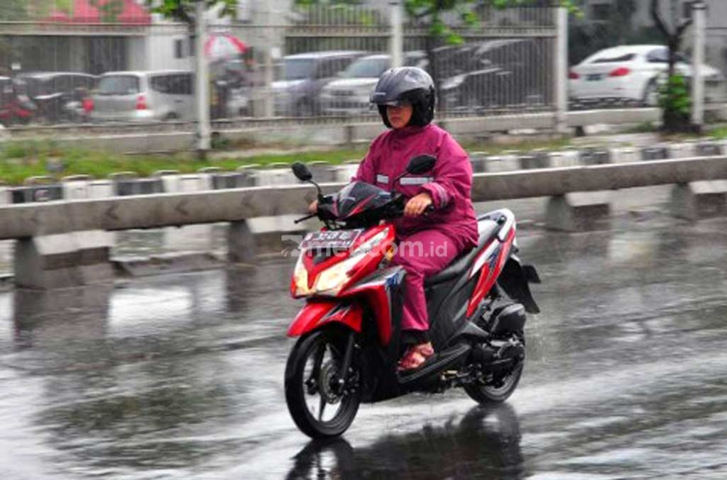 Begini Cara Memperlakukan Jas Hujan Setelah Digunakan