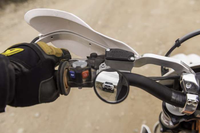 Spion Kecil di Motor Batasi Jarak Pandang