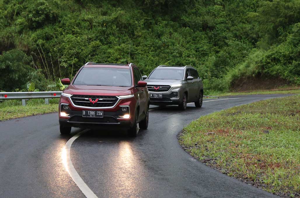 Meliuk Seru di Jalur Ekstrim Ciletuh ala Wuling Almaz