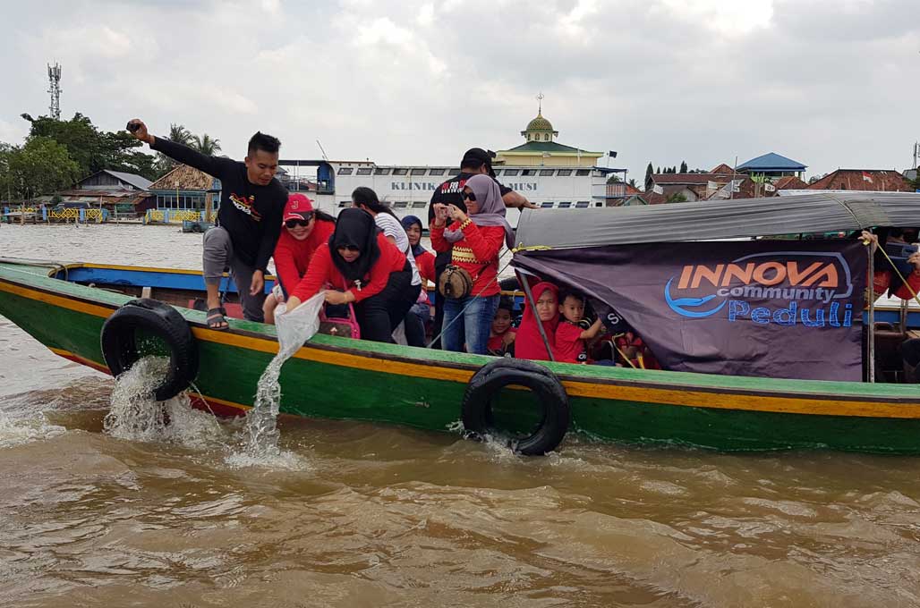 Innova Community 'Bersihkan' Sungai Musi dan Sebar Bibit Ikan