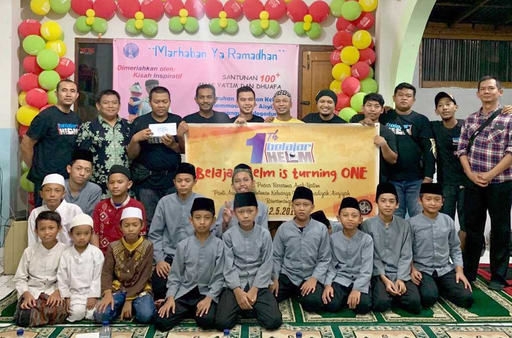 Komunitas Belajar Helm, Berbagi di Bulan Mulia