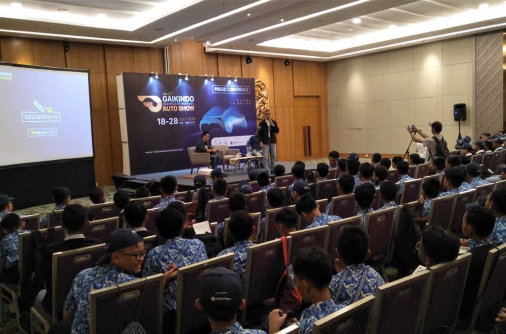 Pelajar Timba Ilmu Teknologi Otomotif di GIIAS 2019