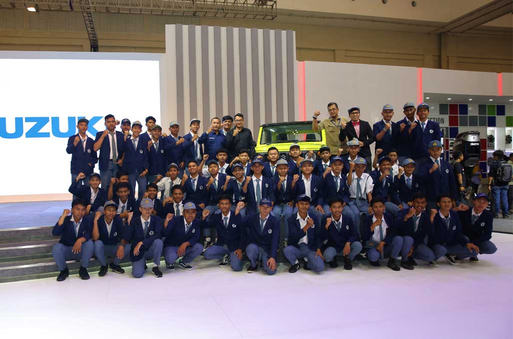 Pelajar Berburu 'Ilmu Jimny' di Student's Day GIIAS 2019