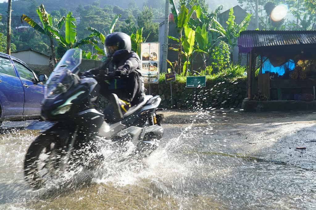 Blusukan Menguji Performa dan Kenyamanan New Honda ADV160