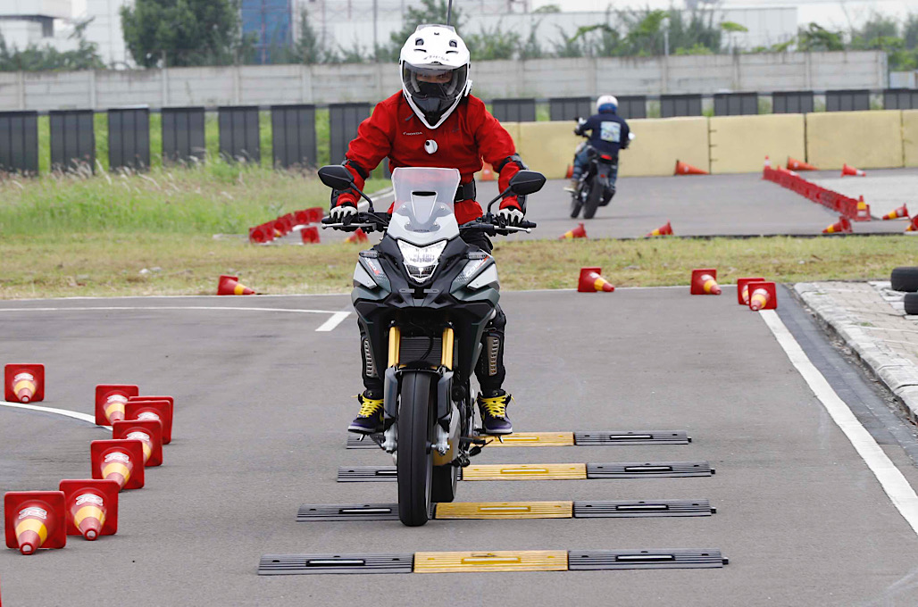 Perdana Jajal New CB150X, Jangkung dan Lincah