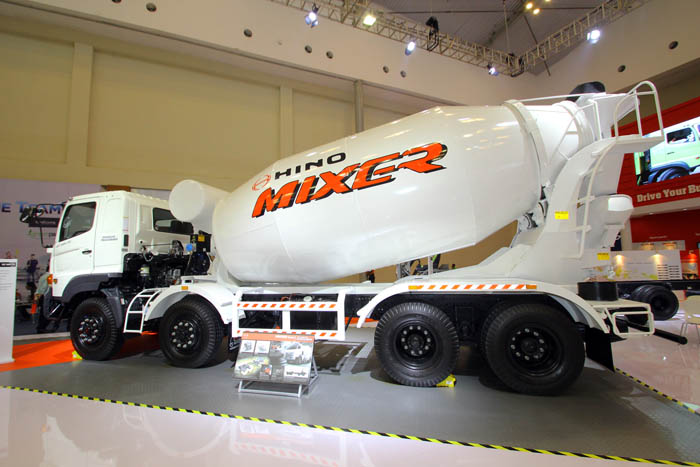 Truk Mixer 8 Sumbu, Jawaban Hino di Industri Infrastruktur 