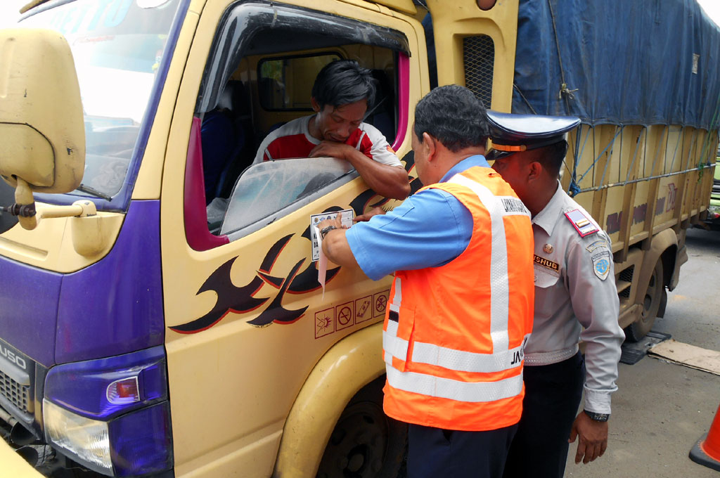 Jasa Marga Gelar Operasi, Tindak Truk yang Melebihi Muatan