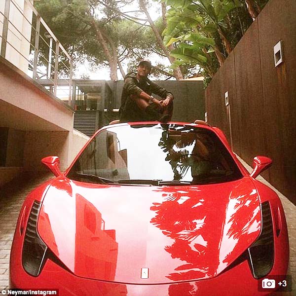 Ferrari 458 Spider Seharga Rp7,7 Miliar Tabrak Pembatas Jalan