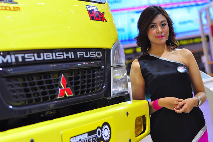 SPG di <i>Booth</i> Mobil Komersial GIIAS Girang, Pengunjung <i>To The Point</i>