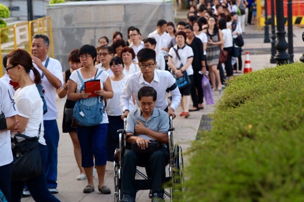 Air Disediakan untuk Warga Antre Lihat Jasad Lee Kuan Yew